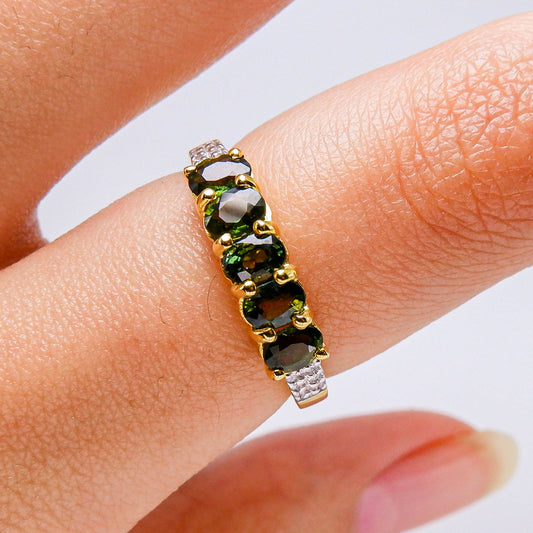 แหวนทอง9K ฝังพลอย เขียวส่อง (green sapphire) + เพชร (diamond)