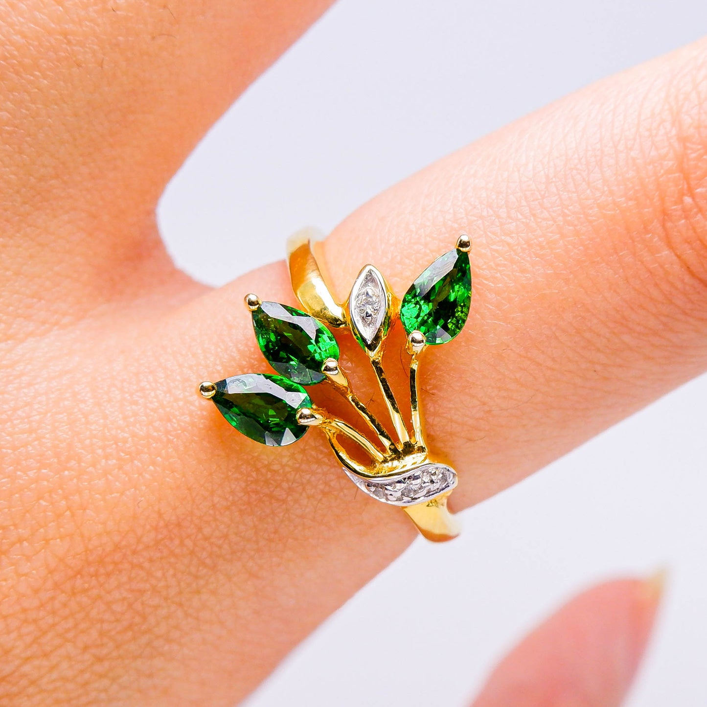 แหวนทอง9K ฝังพลอย ซาโวไรท์ (Tsavorite) + เพชร (Diamond)